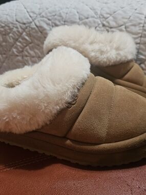 UGG Tazzlita platform slippers in chestnut suede feature a plush Size 4 Youth